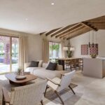 Wohn- und Esszimmer mit Schiebetüren zum Garten, blühender Pergola, Swimmingpool, hellem Boden und sichtbaren Holzbalken