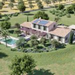 Luftaufnahme von Na Conta mit Steinhaus, Ziegeldach, Solarmodulen und Swimmingpool