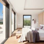 Dormitorio con cabecero de madera clara, suelo de roble, terraza abierta y vistas a la montaña