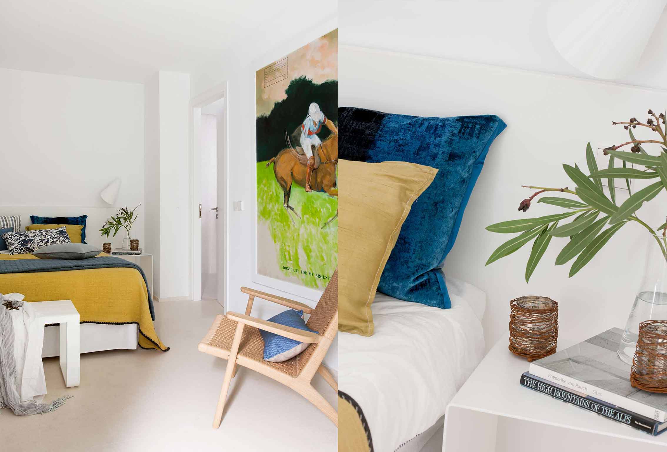 Schlafzimmer mit senffarbener Tagesdecke, Holzsessel und großem Bild, dazu Detail blauer und senffarbener Kissen