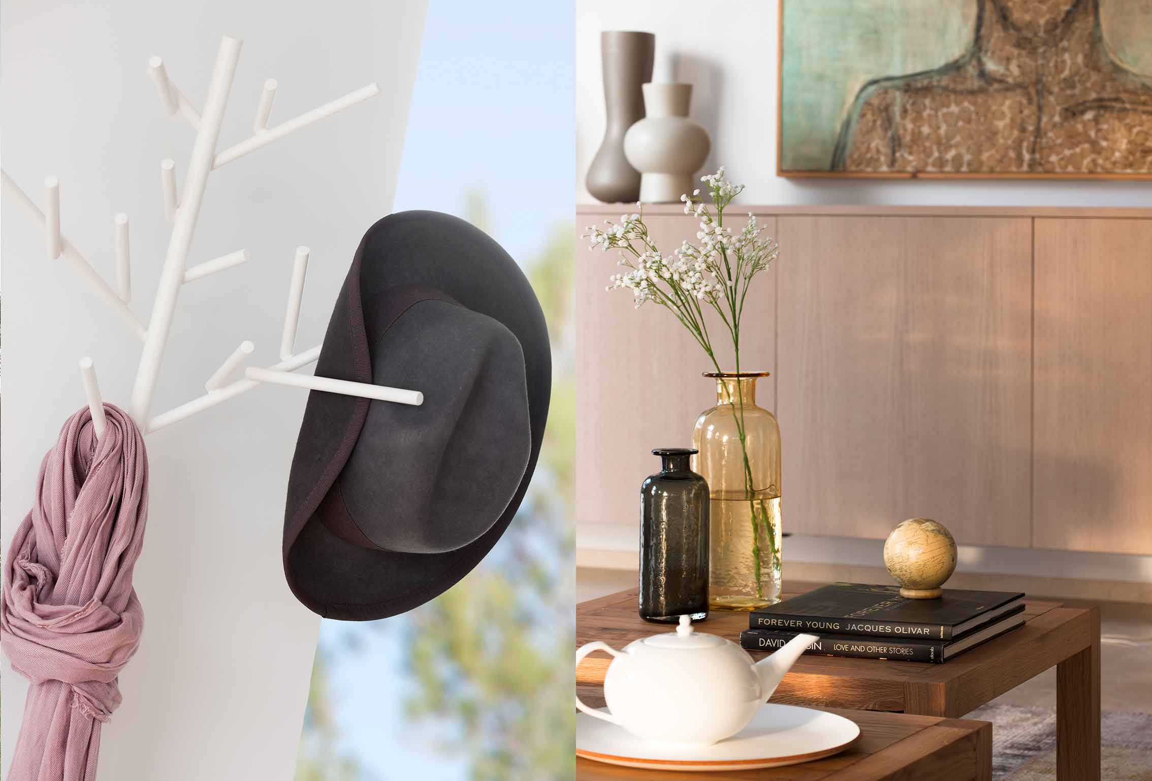 Detalle decorativo con perchero blanco, sombrero y pañuelo, y mesa de madera con jarrones, libros y tetera
