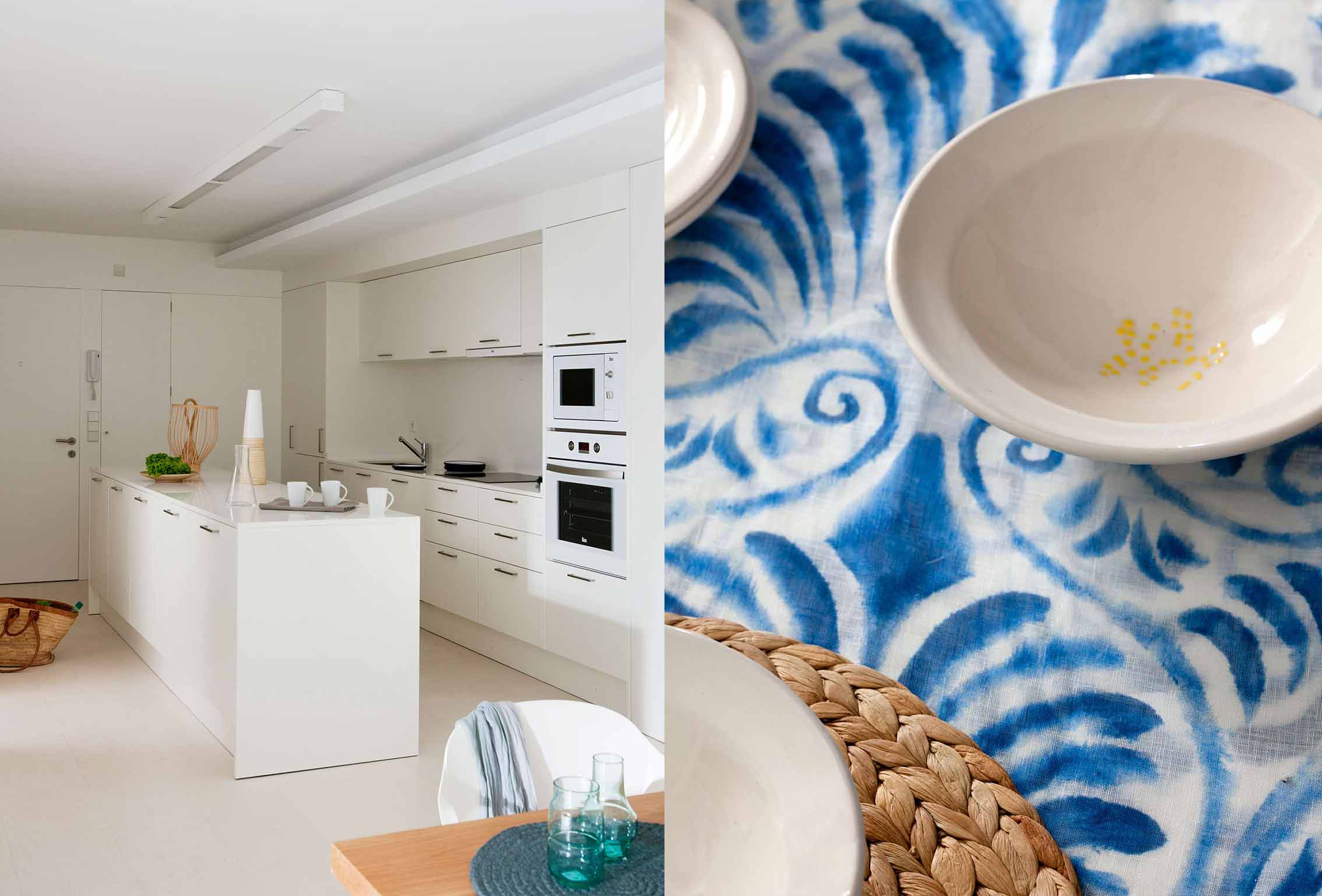 Weiße Küche mit Kochinsel und Einbaugeräten, dazu Detail einer blauen Tischdecke mit Keramikschalen
