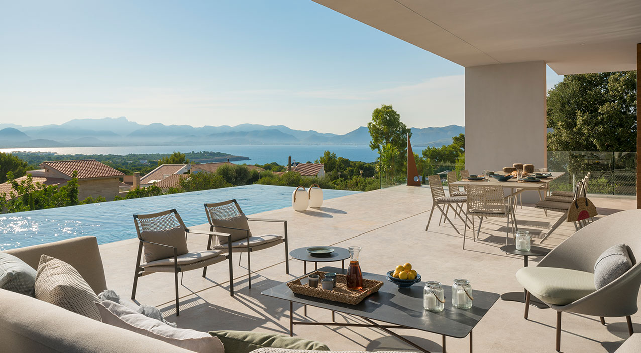 Terrace with an infinity pool, outdoor furniture and views of the sea and mountains