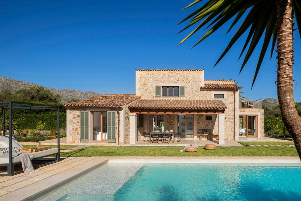 Casa Bon Estatge de piedra con porche, jardín y piscina, con montaña al fondo