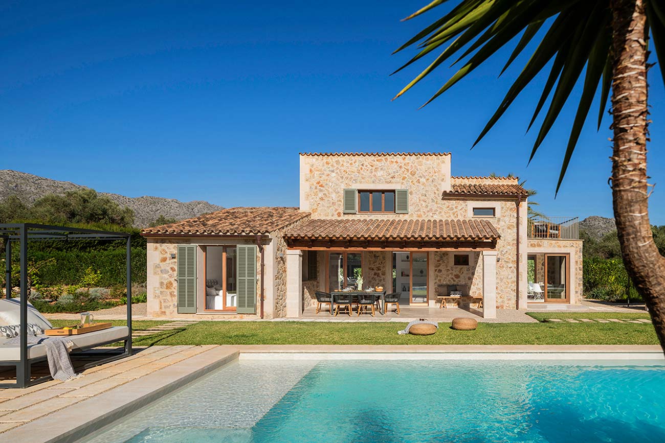Casa Bon Estatge de piedra con porche, jardín y piscina, con montaña al fondo