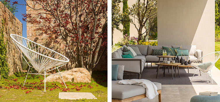 Silla de exterior blanca junto a un árbol de hojas rojizas y sofá de exterior con cojines bajo un porche