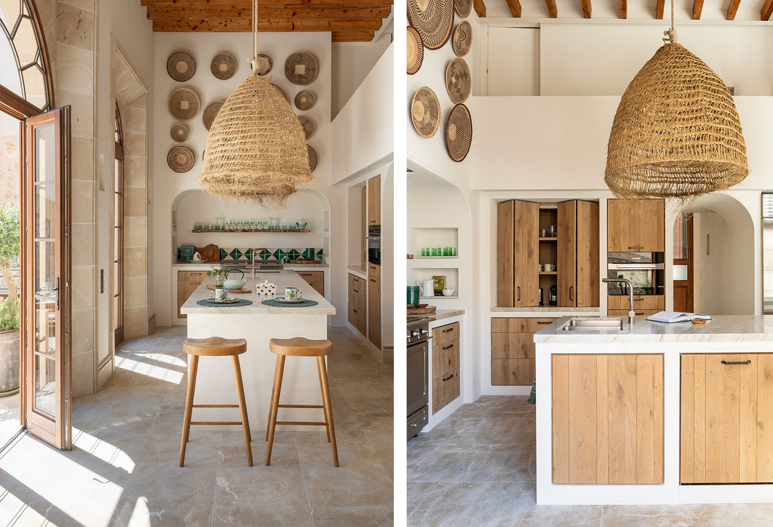 Dos vistas de la cocina con isla blanca, taburetes, lámpara de esparto y armarios de madera