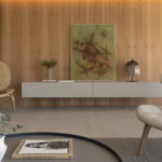 Salón con pared de madera clara, aparador flotante gris, cuadro abstracto, sillón de ratán y butaca beige