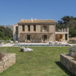 Haus La Coma mit Natursteinfassade, Swimmingpool und Garten am Fuß der Berge