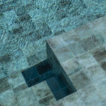 Detailansicht der Stufe des Swimmingpools mit blaugrüner Fliese und Spiegelungen im Wasser