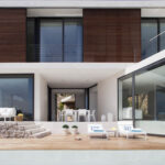Zweigeschossige Fassade mit Holzgitter, Terrasse mit Holzdeck, Sonnenliegen und Pool im Vordergrund