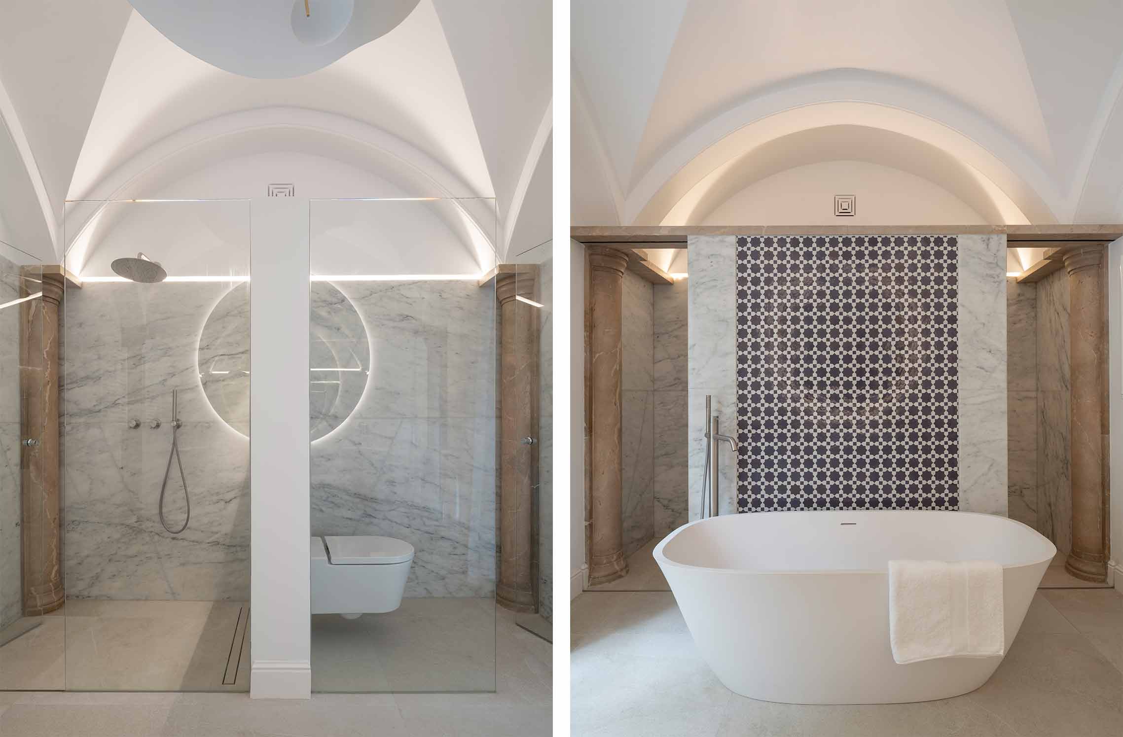 Zwei Ansichten eines Badezimmers mit weißem Gewölbe, Marmordusche und freistehender Badewanne vor blauem Mosaik