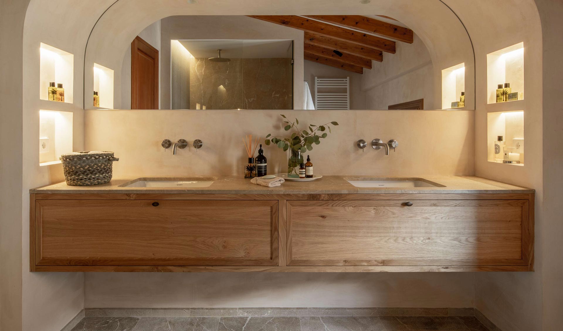 Badezimmer größer wirken lassen