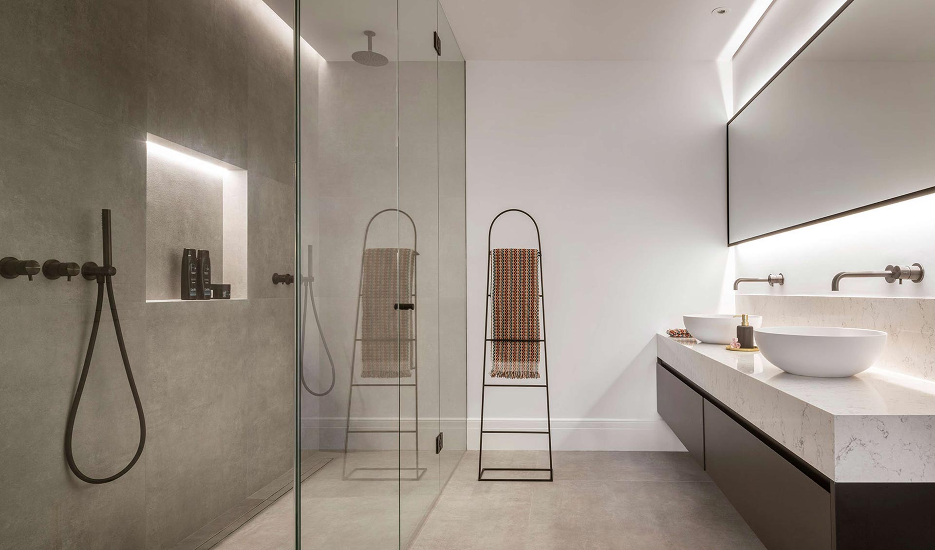 Badezimmer größer wirken lassen