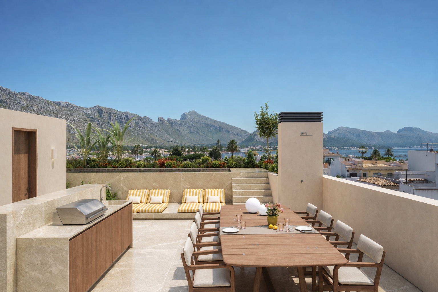 Cubierta de día con comedor de madera, tumbonas de rayas amarillas, barbacoa y vistas a montañas y mar