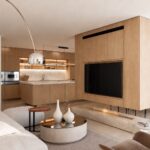 Wohnzimmer des Neubauprojekts J23 mit einem Möbelstück aus Eiche, linearem Kamin, weißem Sofa und Küche im Hintergrund