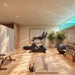 Render del gimnasio con saco de boxeo, bicicleta estática, mancuernas y una piscina acristalada a la altura del techo