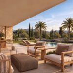 Render del porche cubierto con zona de estar junto a la piscina y vistas a las montañas
